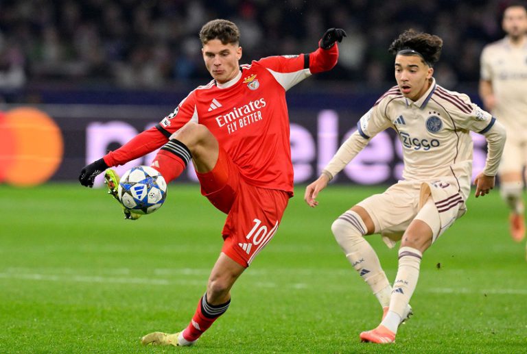 بنفيكا ينتصر على أياكس في دوري الأبطال ويعمق جراح الفريق الهولندي