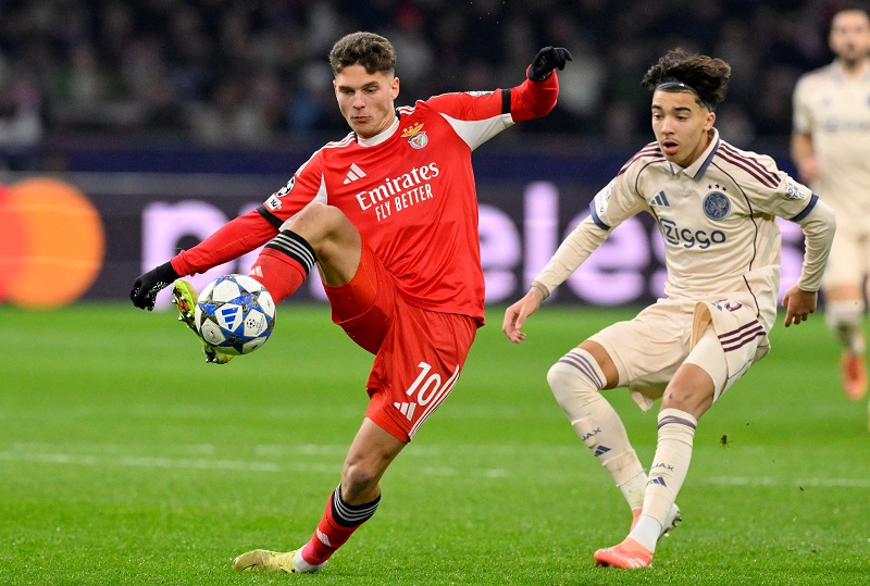 بنفيكا ينتصر على أياكس في دوري الأبطال ويعمق جراح الفريق الهولندي