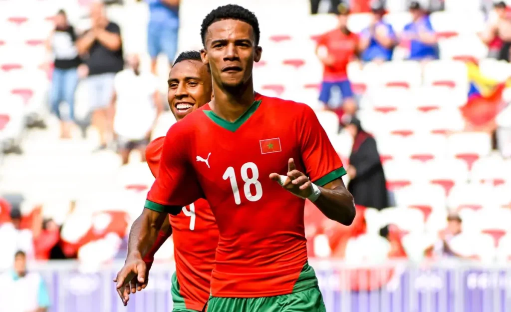 وفاة والد نجم كرة القدم المغربي أمير ريتشاردسون تثير الحزن في عالم الرياضة