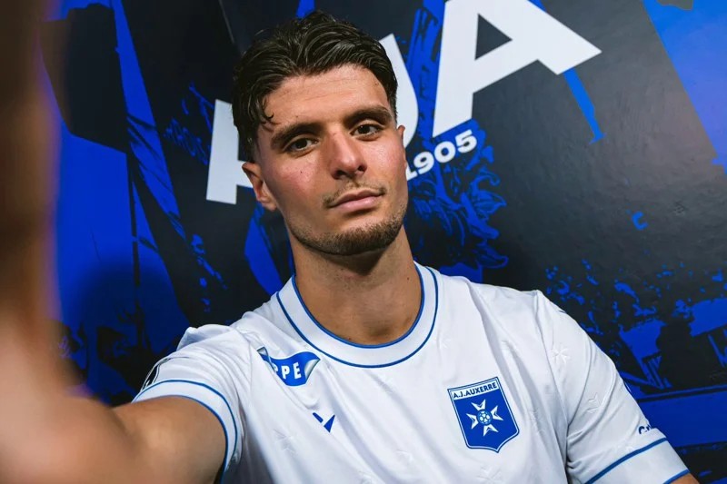 أسامة العزوزي يعود إلى الميادين مع أوكسير بعد غياب بسبب الإصابة