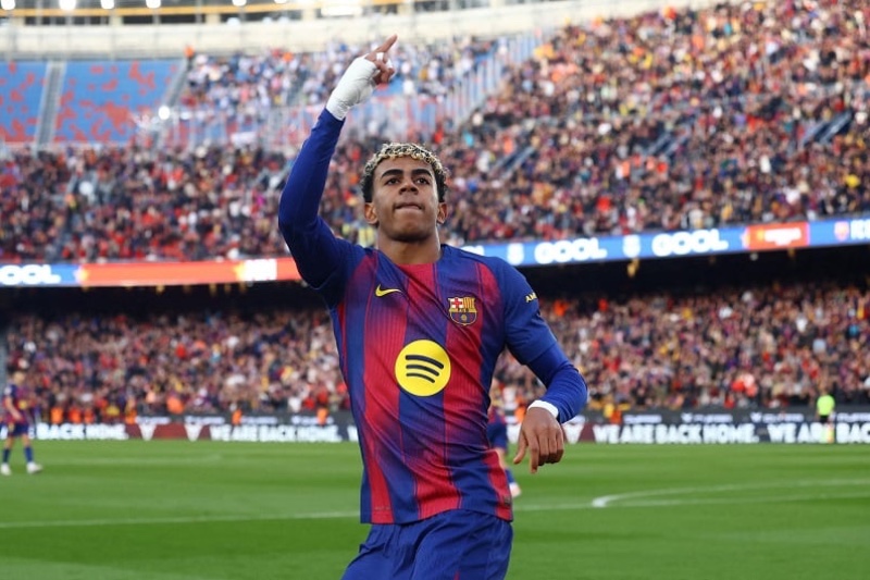 برشلونة ينتزع صدارة الليغا مؤقتًا بفوز مثير على ألافيس