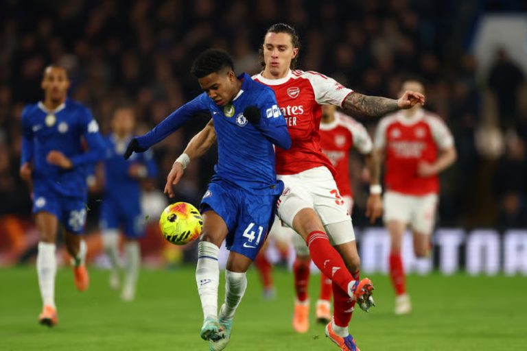 تشيلسي بعشرة لاعبين يتعادل مع أرسنال في قمة نارية بالدوري الإنجليزي