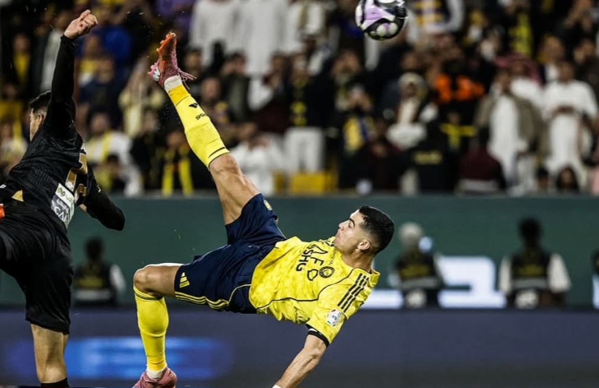 النصر يسحق الخليج برباعية ويعزز صدارته للدوري السعودي