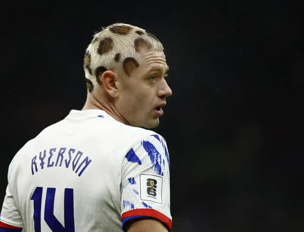 جوليان رايرسون يُفاجئ الجماهير بقصة شعر جريئة في تصفيات كأس العالم 2026