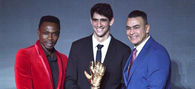 الشناوي يشكك في تتويج بونو بجائزة أفضل حارس أفريقي: جدل في عالم كرة القدم