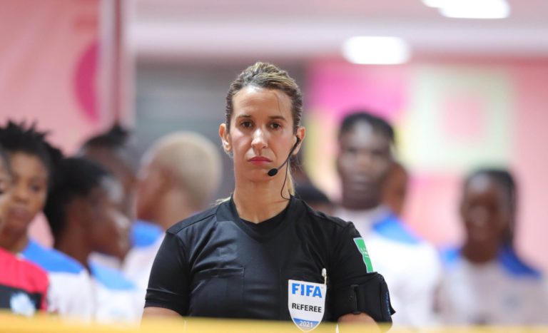 بشرى كربوبي تعلن اعتزال التحكيم بسبب “ممارسات أربكت مسيرتها التحكيمية”