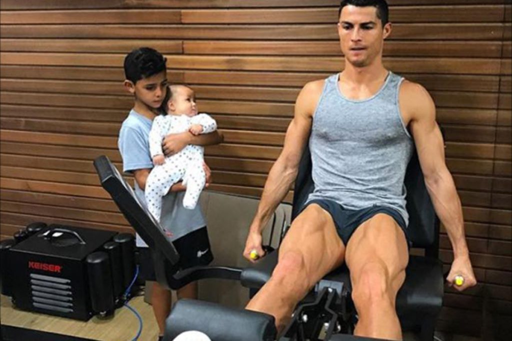 طبيب يكشف أسرار عمليات التجميل التي خضع لها كريستيانو رونالدو للحفاظ على شبابه