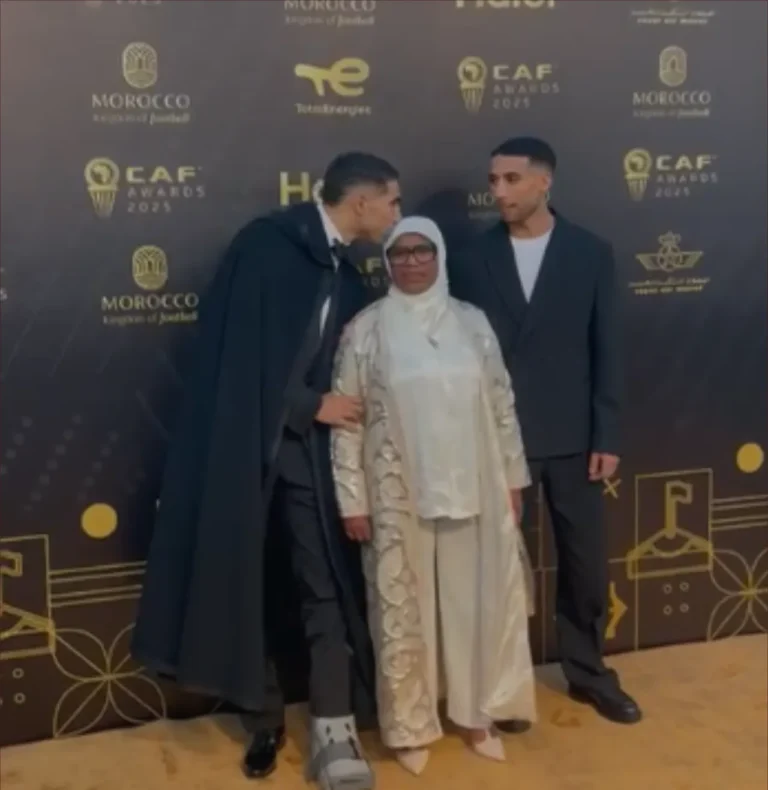 أشرف حكيمي يتألق في حفل "الكاف" برفقة والدته: لقطة مؤثرة تضيء البساط الأحمر