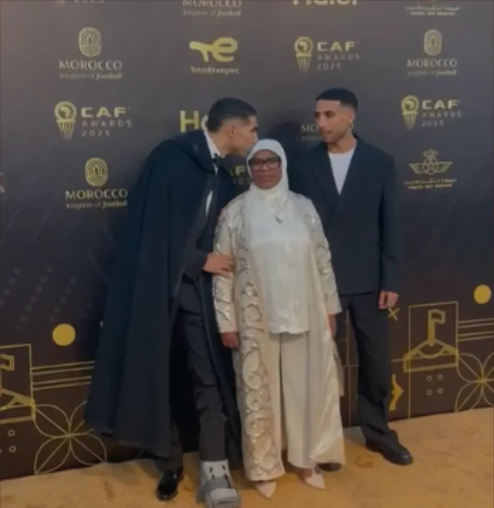 أشرف حكيمي يتألق في حفل "الكاف" برفقة والدته: لقطة مؤثرة تضيء البساط الأحمر