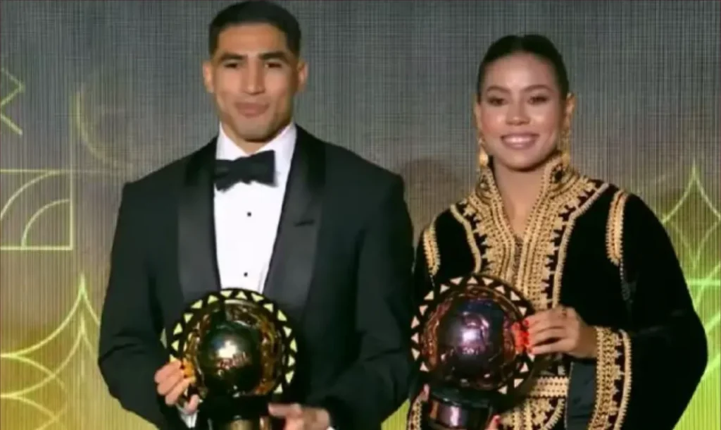 قفطان غزلان شباك المغربي يتألق في حفل جوائز الكاف ويخطف الأضواء