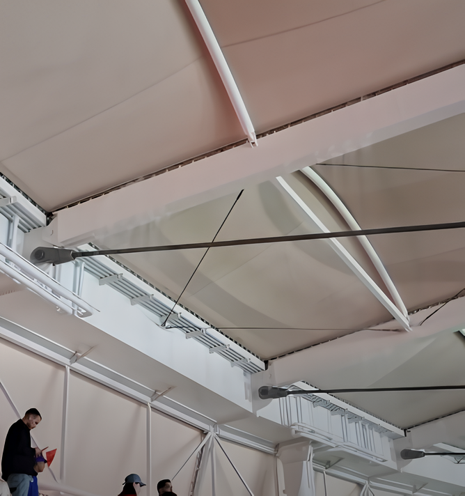 تسرب مياه الأمطار يعكر صفو افتتاح ملعب طنجة الكبير: استياء وتساؤلات