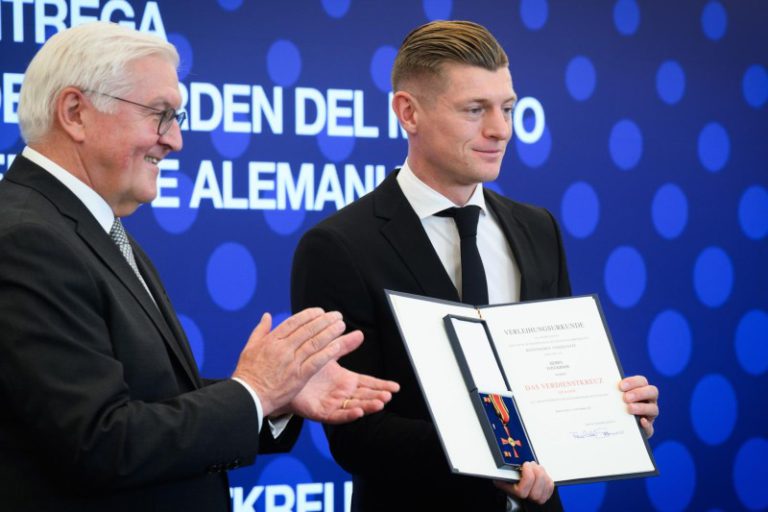 توني كروس يتسلم وسام الاستحقاق الألماني: تكريم أسطورة كرة القدم في "سانتياغو برنابيو"