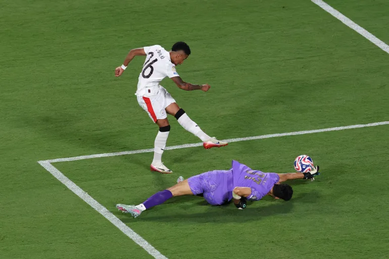 ياسين بونو يتوّج بجائزة أفضل حارس في أفريقيا خلال حفل "الكاف" بالرباط