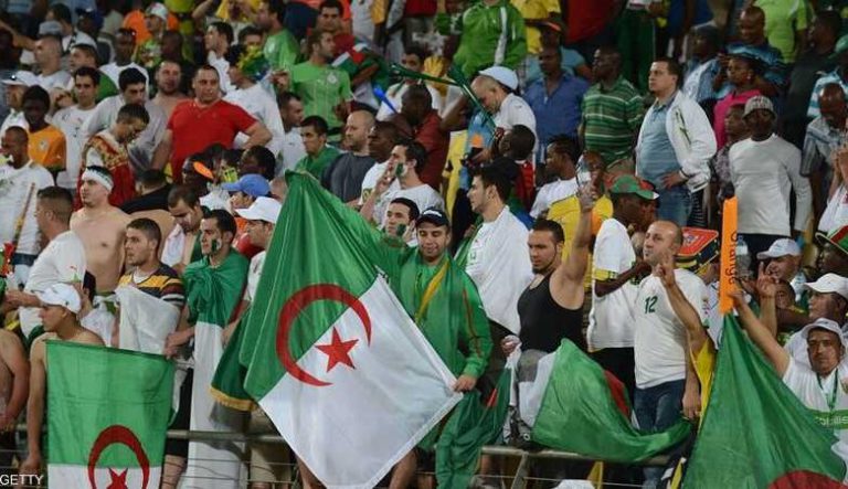 الإعلام الفرنسي يشيد بانضباط الجزائريين في المغرب عكس فرنسا