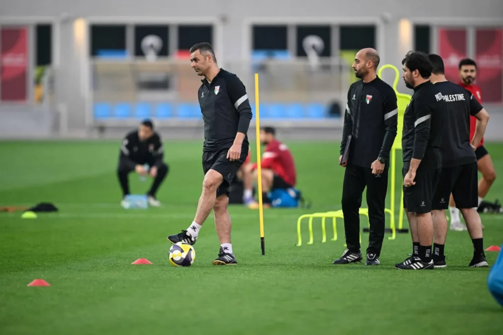مدرب فلسطين يستلهم من والدته في غزة قيادة "الفدائي" نحو حلم كأس العرب