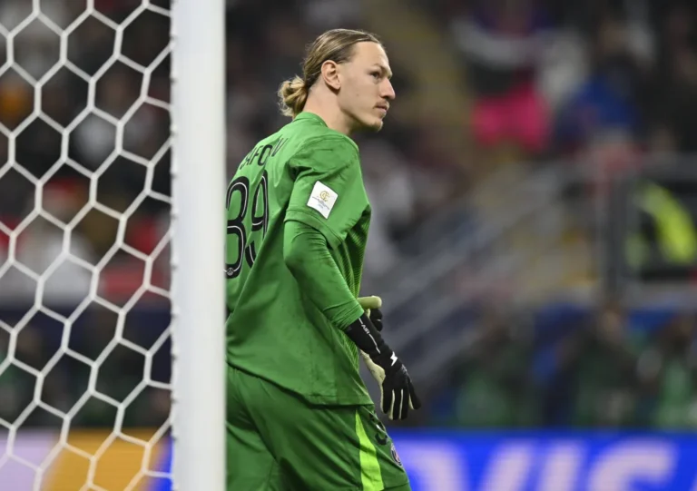 حارس باريس سان جيرمان يحقق لقبًا بيده المكسورة في قطر