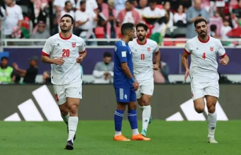 الأردن يضرب بقوة ويتأهل لربع نهائي كأس العرب 2025 بثلاثية في مرمى الكويت