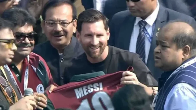 مشجع هندي يقتلع العشب غاضبًا لغياب ميسي عن المباراة