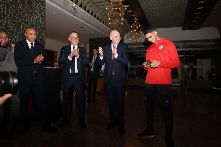 إنفانتينو يمنح حكيمي جائزة "الأفضل" بحضور لاعبي المنتخب