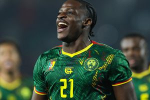 برشلونة يراقب الكاميروني إيتا إيونغ لتعويض ليفاندوفسكي