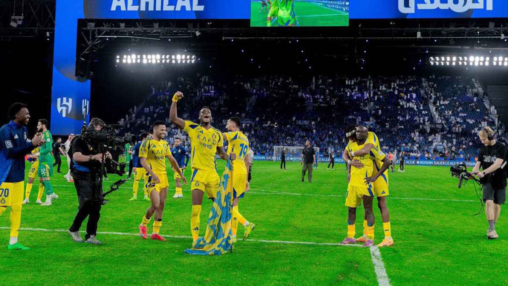 النصر يحسم أزمة "المواليد" ويصدم الهلال قبل استئناف الدوري