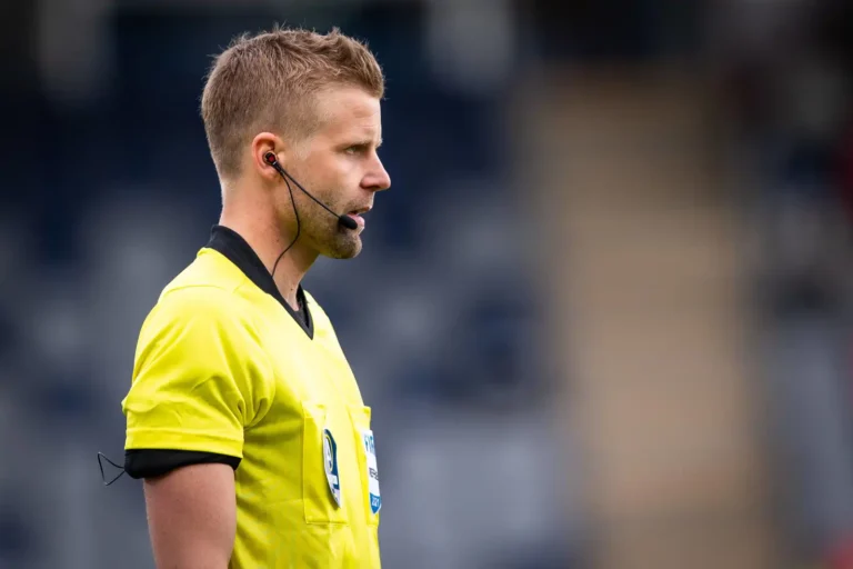 حكم مباراة المغرب والأردن يعتذر للجماهير عن أخطاء تحكيمية