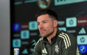 تشابي ألونسو يفتح النار على التحكيم رغم الفوز على ألافيس