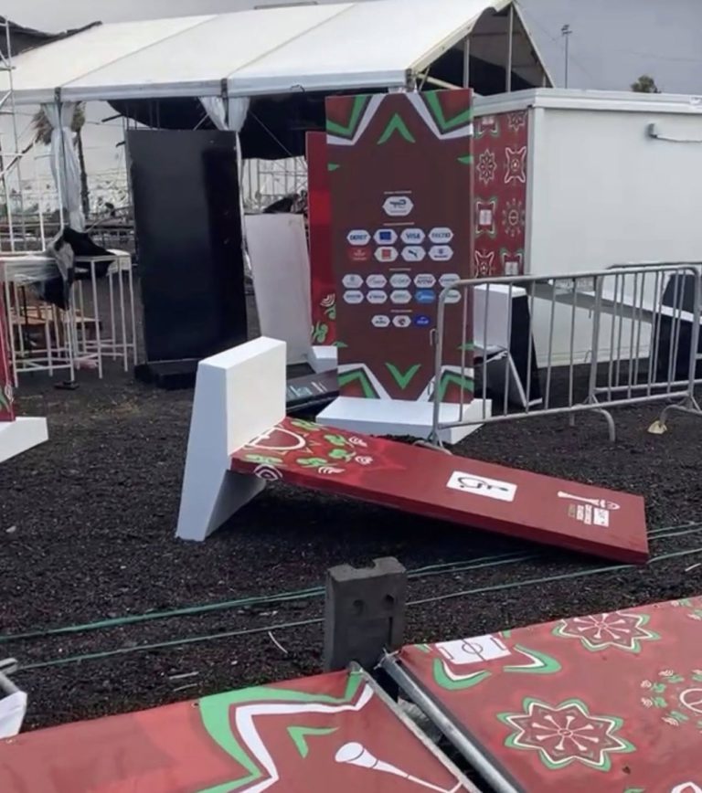 رياح قوية تتسبب بتطاير لافتات "فان زون" أمم أفريقيا بالدار البيضاء