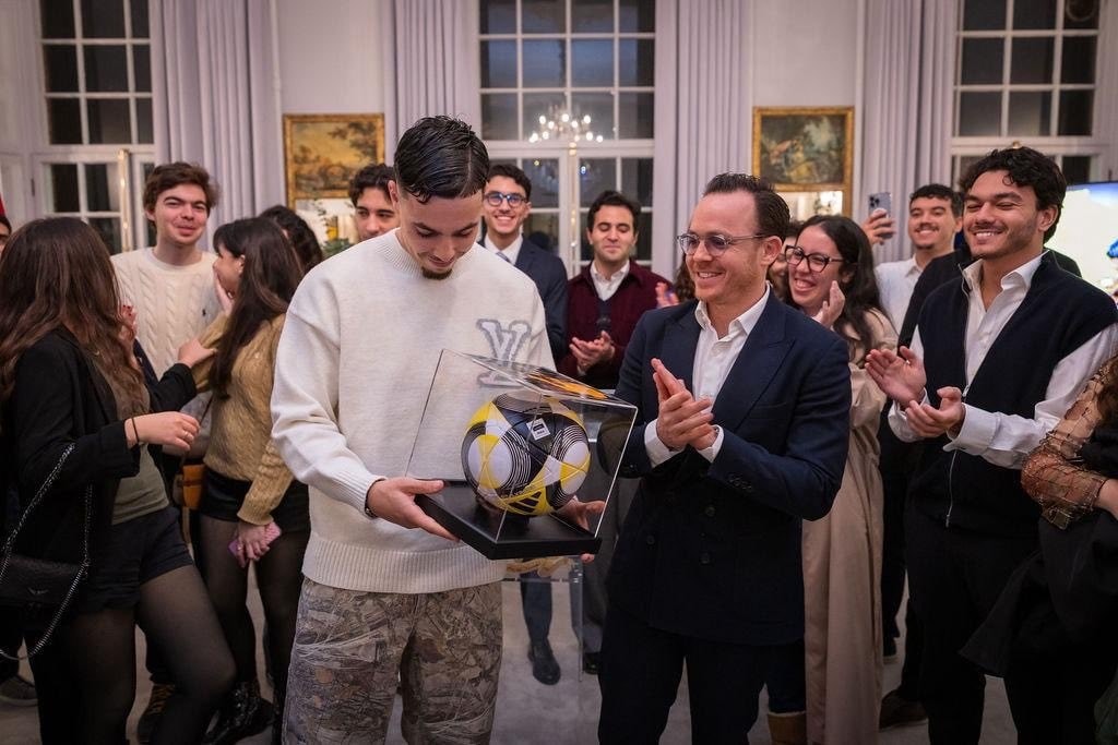 سفير المغرب في لندن يكرّم نجم واتفورد عثمان معما