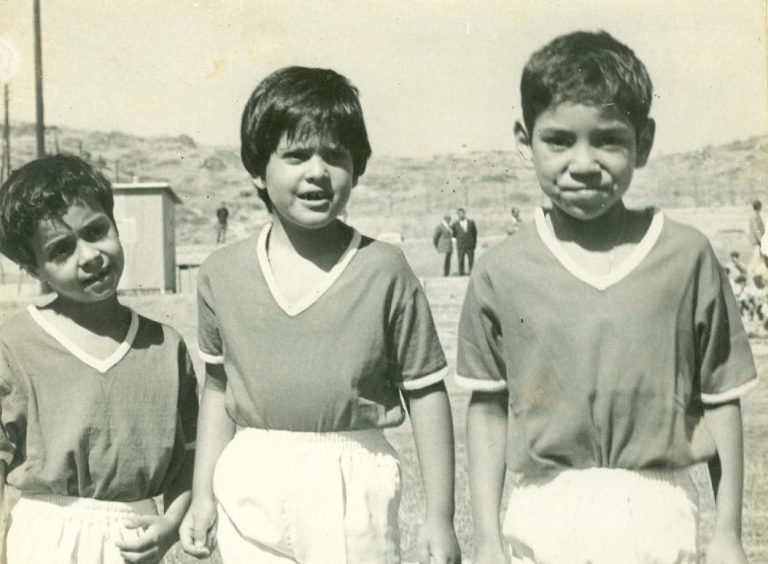 الأمير هشام ينشر صورة نادرة للملك محمد السادس وهو يلعب كرة القدم