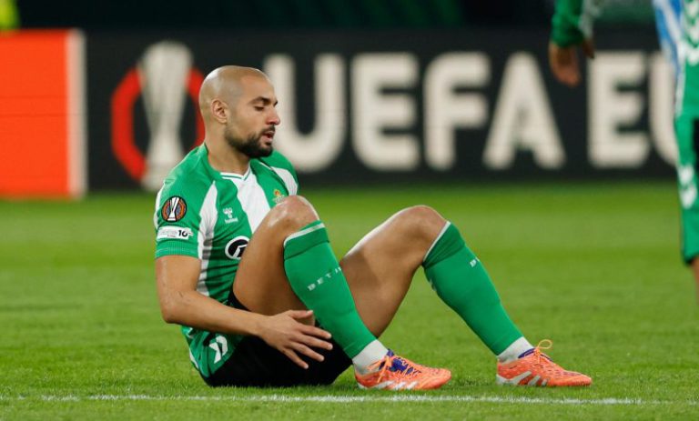 إصابة أمرابط: مدرب ريال بيتيس يكشف عن تطورات الحالة الصحية للاعب المغربي