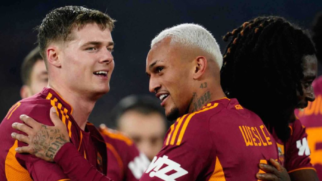 روما يفوز على كومو ويقلص الفارق مع ميلان المتصدر