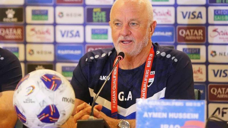 مدرب العراق يوجه تعليمات للاعبيه قبل مواجهة الأردن في كأس العرب