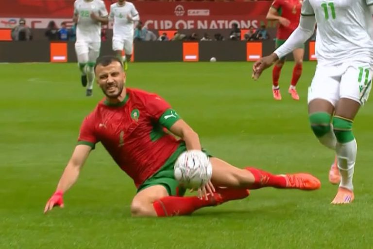 إصابة رومان سايس تجبره على مغادرة مباراة المغرب وجزر القمر