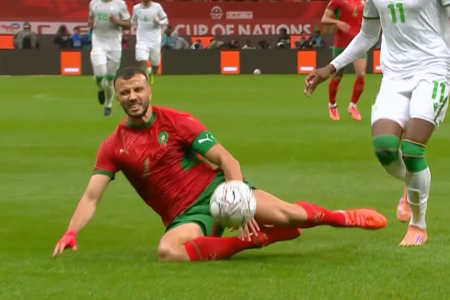 إصابة رومان سايس تجبره على مغادرة مباراة المغرب وجزر القمر