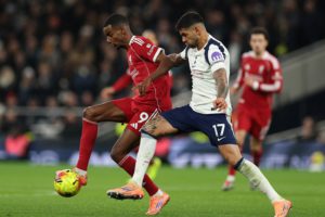 ليفربول يتجاوز توتنهام ويحقق فوزًا هامًا في غياب صلاح