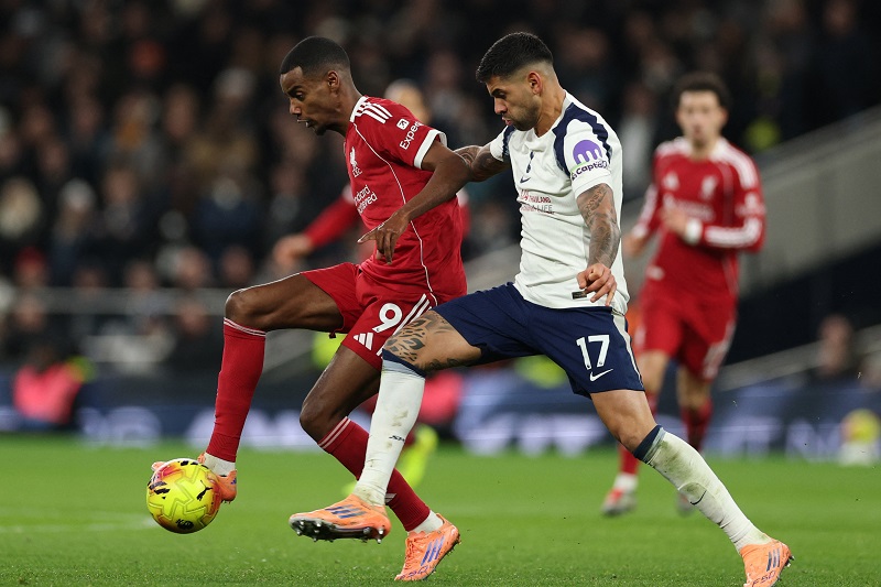 ليفربول يتجاوز توتنهام ويحقق فوزًا هامًا في غياب صلاح