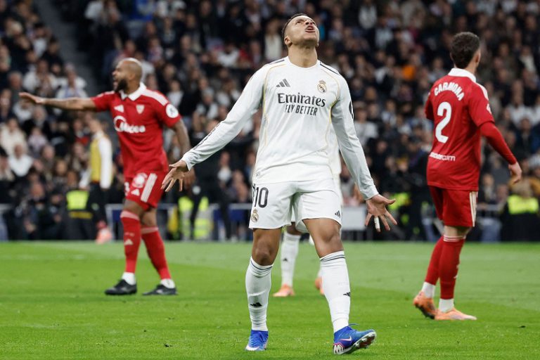 ريال مدريد يكتسح إشبيلية بثنائية ويقترب من الصدارة