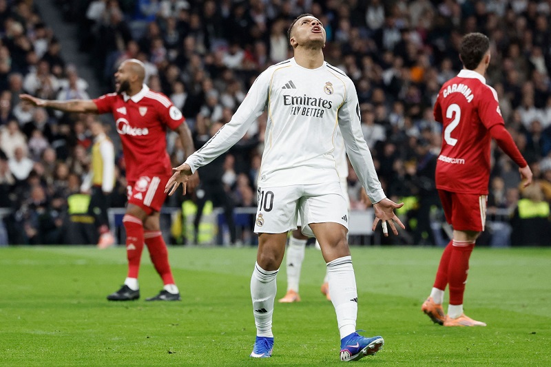 ريال مدريد يكتسح إشبيلية بثنائية ويقترب من الصدارة