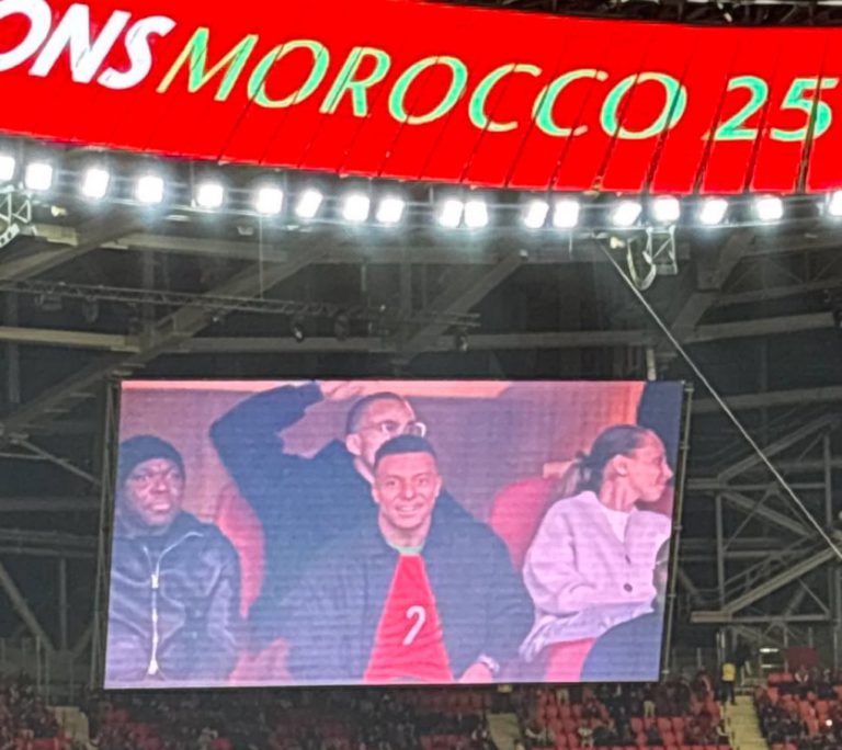 كيليان مبابي يشاهد مباراة المغرب ومالي في الرباط