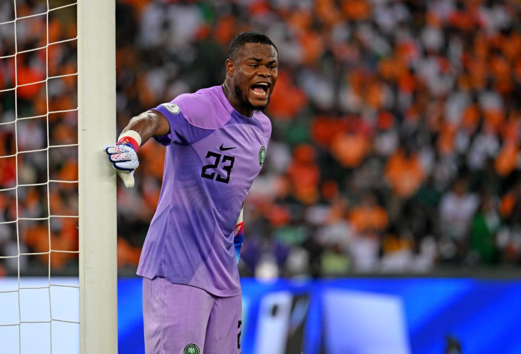 حارس نيجيريا يعتذر لبن رمضان بعد تدخل عنيف في أمم إفريقيا