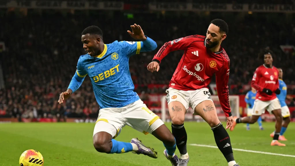 مانشستر يونايتد يكتفي بالتعادل مع ولفرهامبتون في مباراة مثيرة