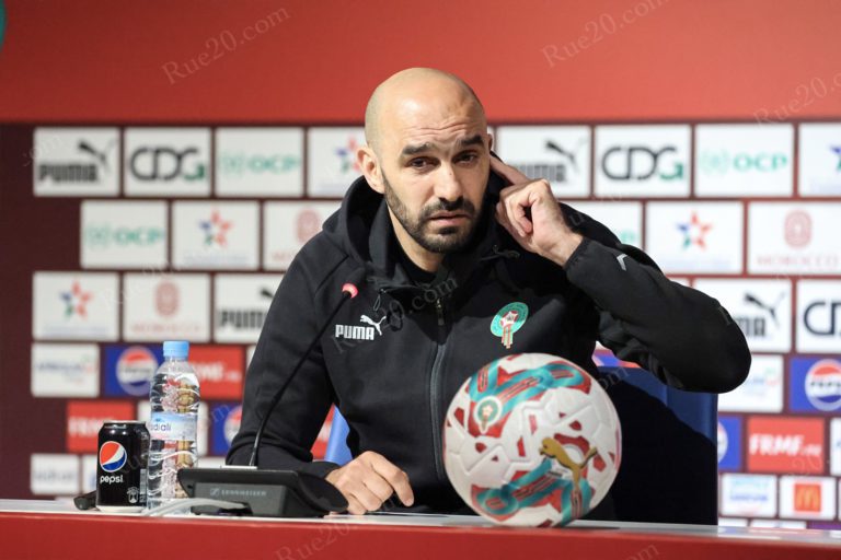 الركراكي يطالب بجمهور يشجع "الأسود" لا يكتفي بالاحتفال