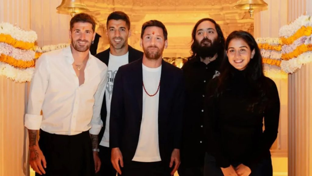 ميسي يتلقى ساعة فاخرة نادرة في الهند.. قيمتها مليون دولار!