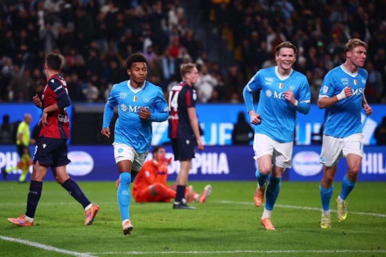 نابولي يكتسح بولونيا ويتوج بلقب السوبر الإيطالي في الرياض