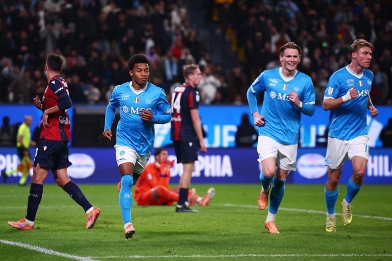 نابولي يكتسح بولونيا ويتوج بلقب السوبر الإيطالي في الرياض