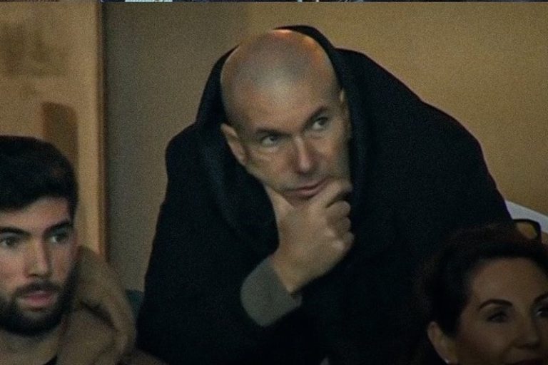 نجوم الكرة والفن الجزائريون يشعلون مدرجات مباراة الجزائر وبوركينا فاسو