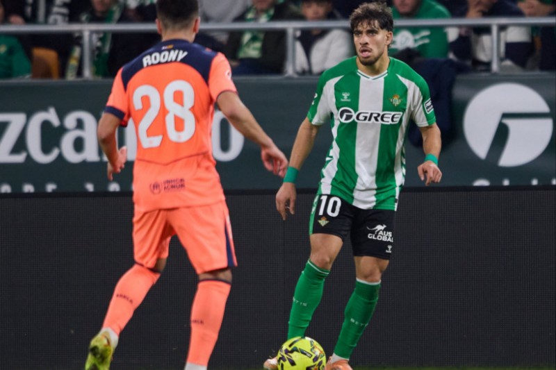 أزمة في بيتيس: الزلزولي يضع النادي الإسباني في ورطة قبل أمم أفريقيا