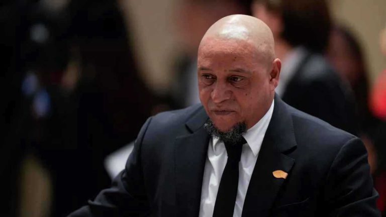 روبيرتو كارلوس يطمئن الجماهير بعد الجراحة: "أنا بخير"