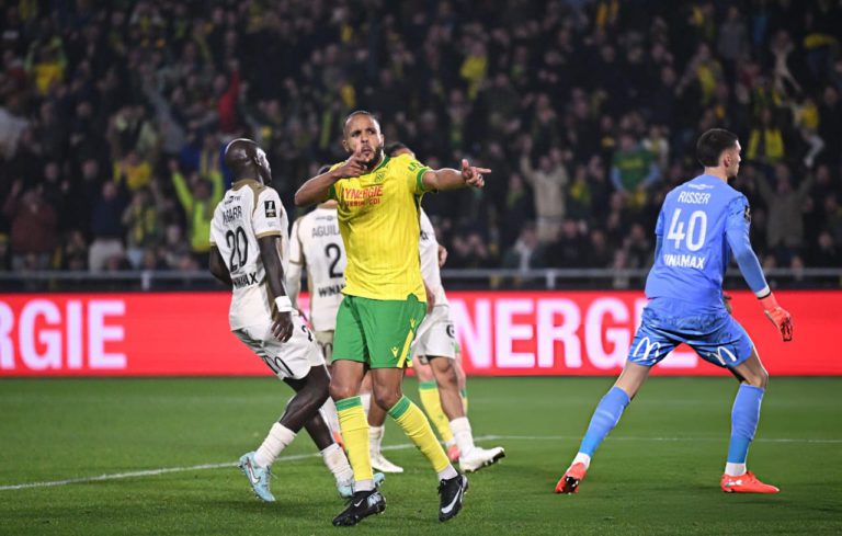 يوسف العربي يقود لانس للفوز على نانت ويعزز صدارته للدوري الفرنسي